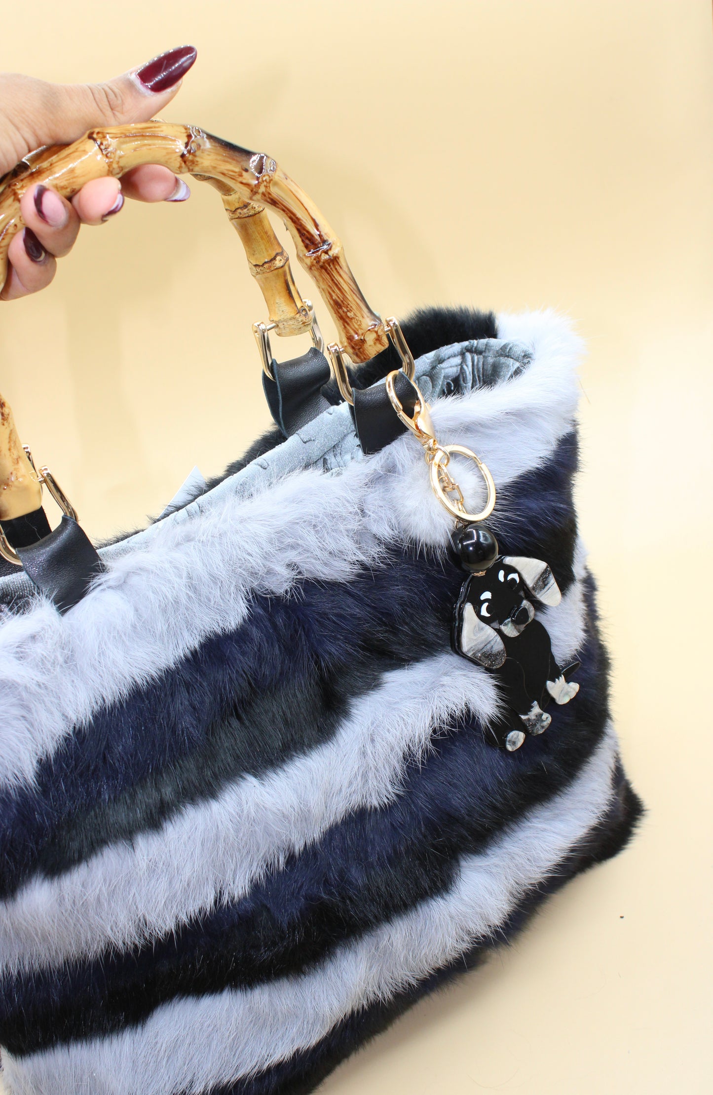 Borsa in Pelliccia Grigia & Nera